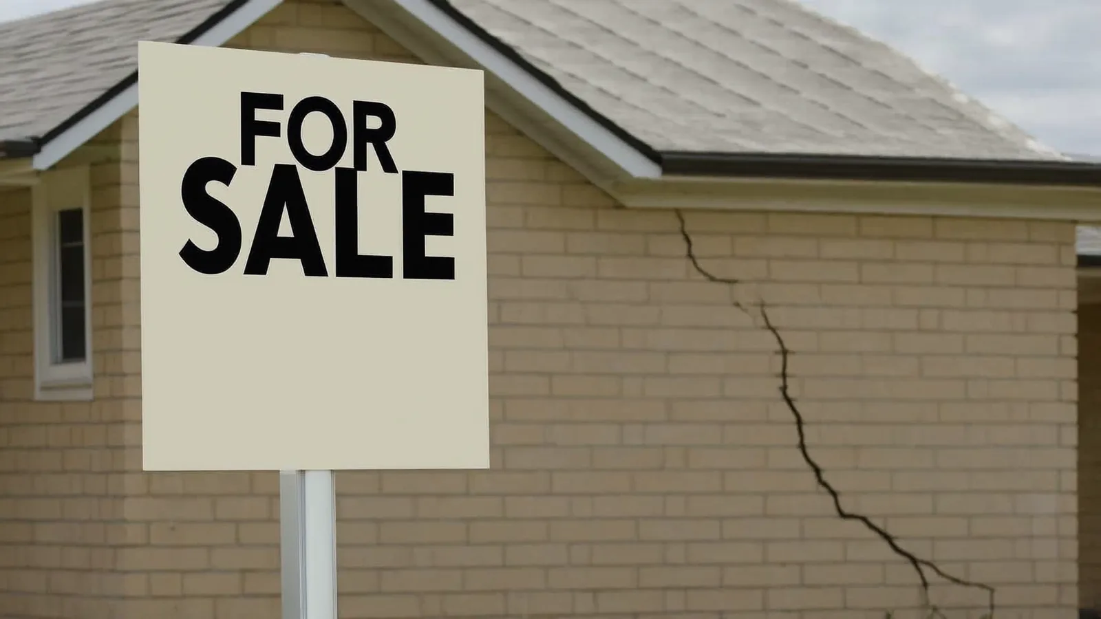 A Knoxville TN home for sale with visible foundation cracks along the exterior brick